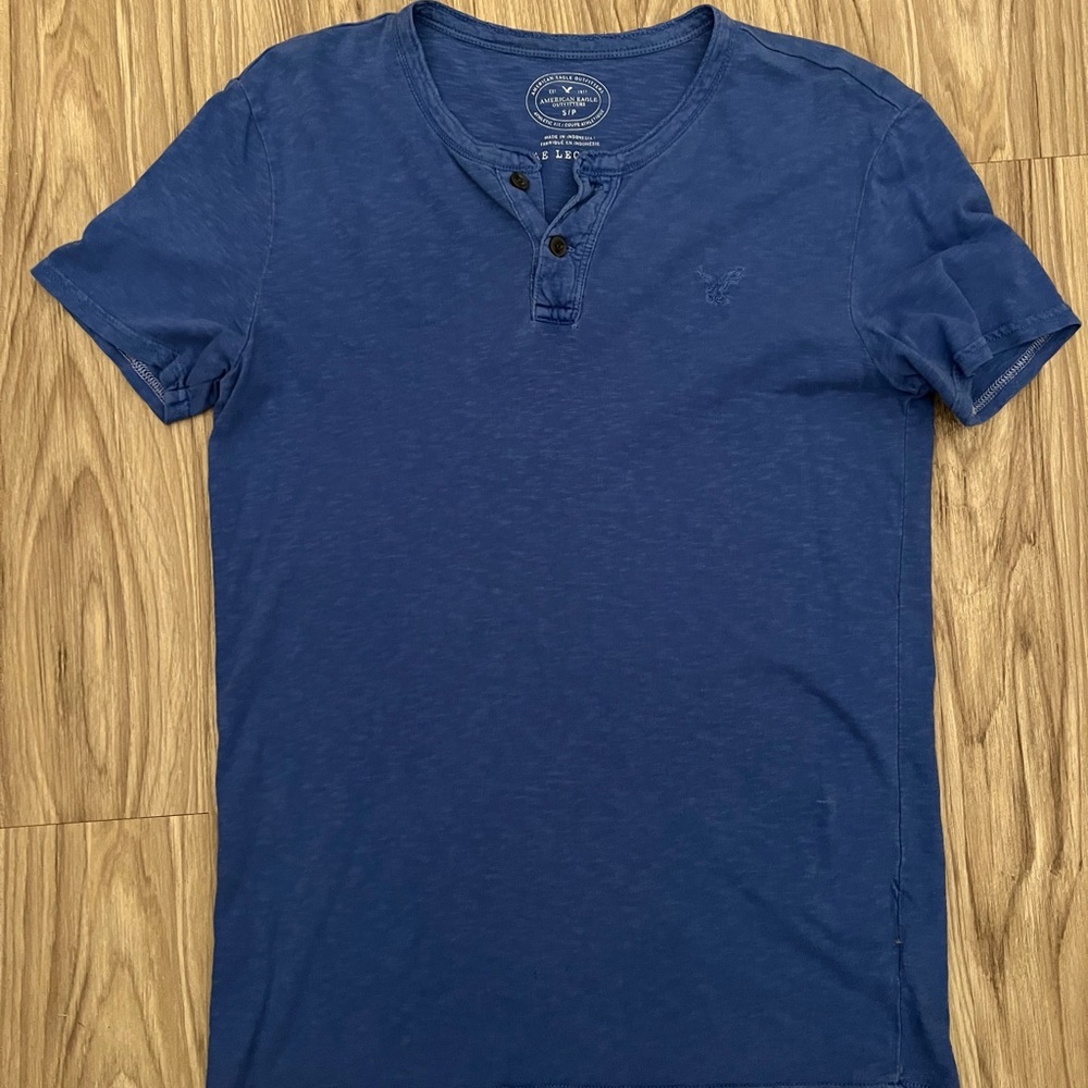 American Eagle crew neck shirt Size small
